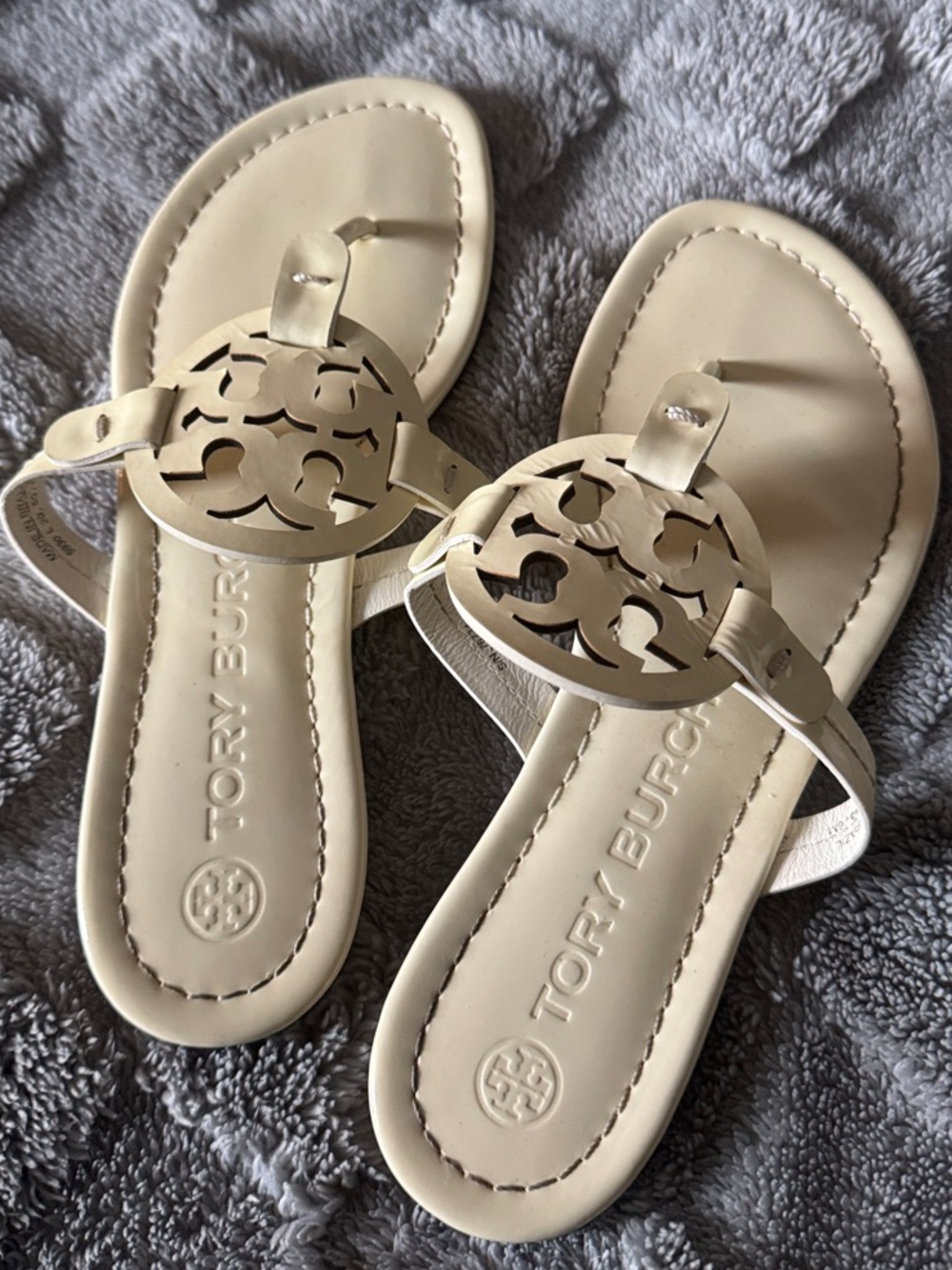 Tory Burch Patent Logo Thong Sandals in Off-White - Picture 2 of 6